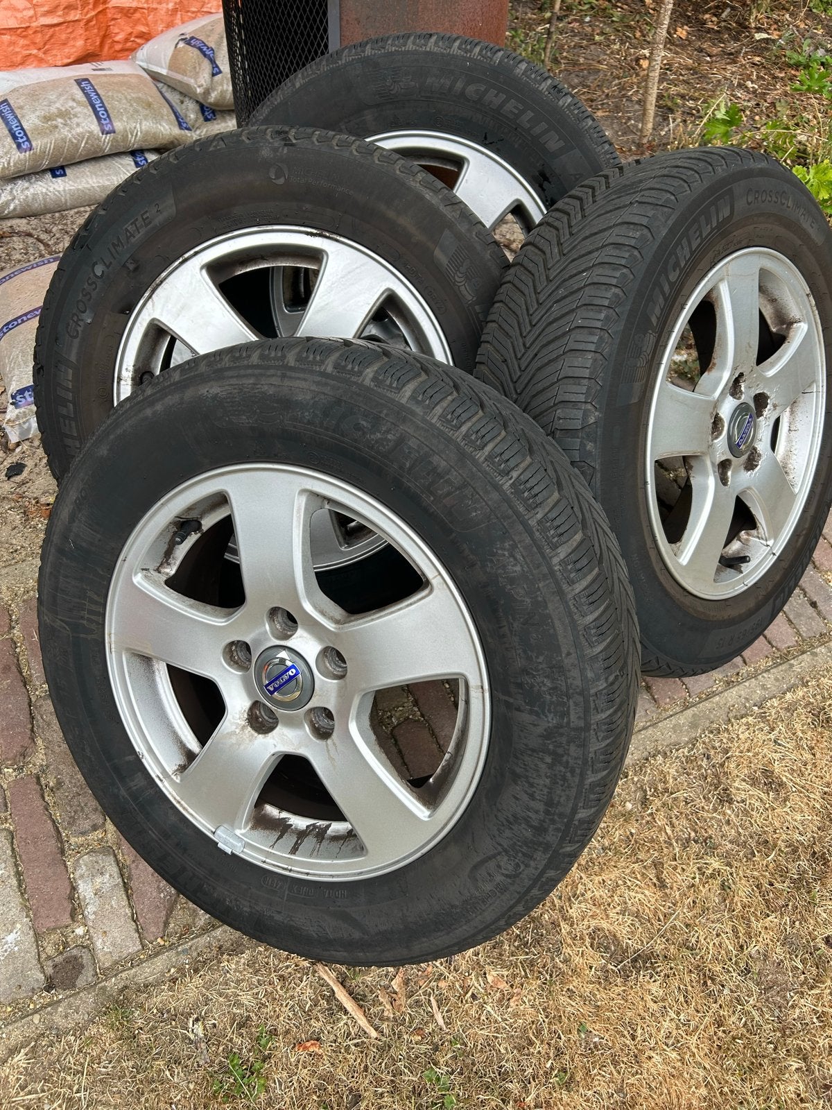 Volvo 15 inch velgen met 2x Michelin All Season banden, Auto-onderdelen, Banden en Velgen, Ophalen, Gebruikt, 15 inch, Banden en Velgen