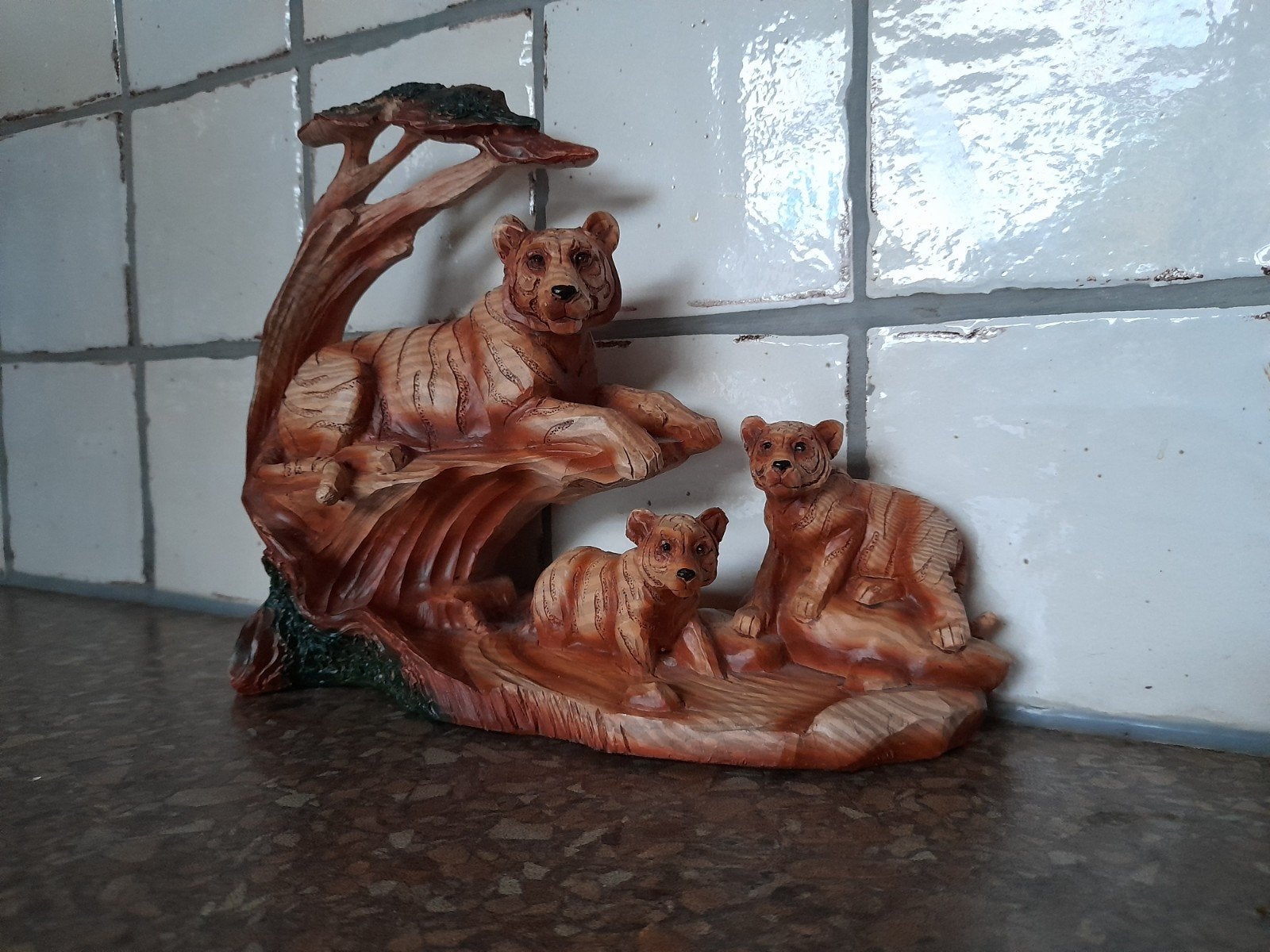 Beeldje tijger met welpjes in houtlook, Verzamelen, Ophalen of Verzenden, Zo goed als nieuw, Dier