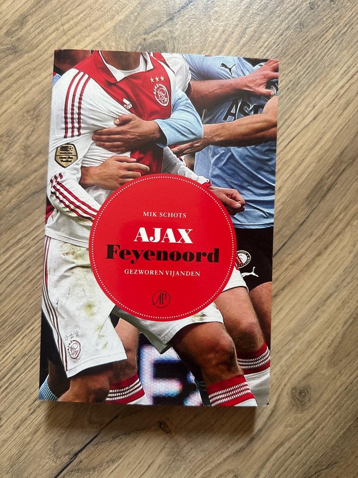 Ajax Feyenoord: Gezworen Vijanden - Mik Schots, Ophalen of Verzenden, Zo goed als nieuw, Balsport