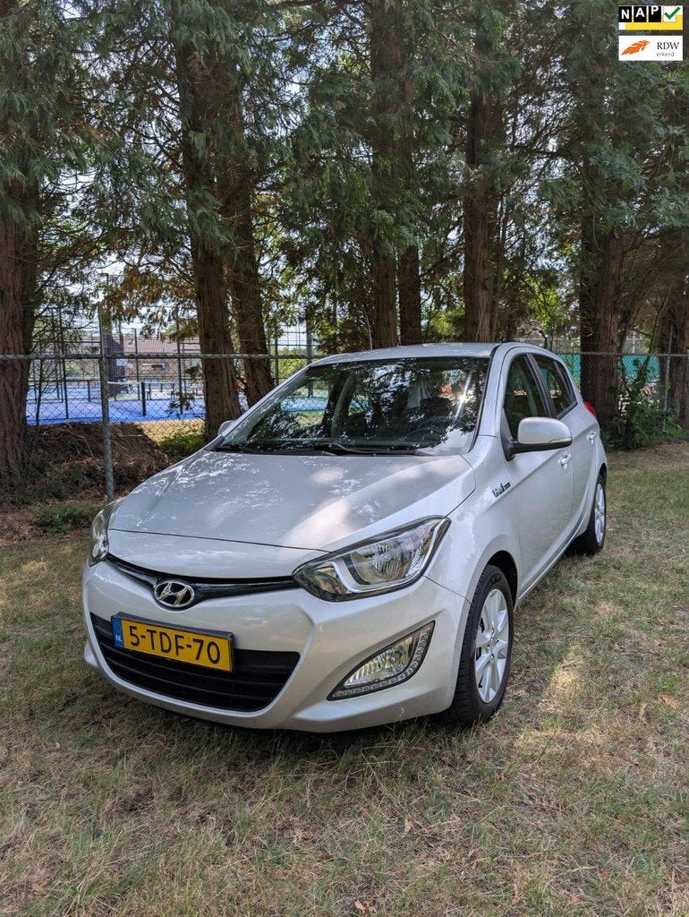 Hyundai I20 1.2i i-Deal navigatie , Airco , onderhouden, Auto's, Hyundai, Euro 5, Gebruikt, 31 €/maand, 4 cilinders
