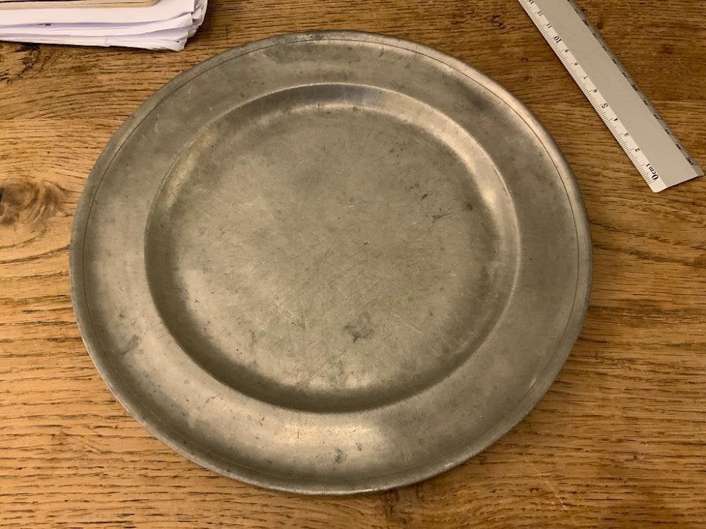 Antiek Tinnen Bord – 18e Eeuw – Met Engel- en Roosmerk 23 cm, Ophalen of Verzenden