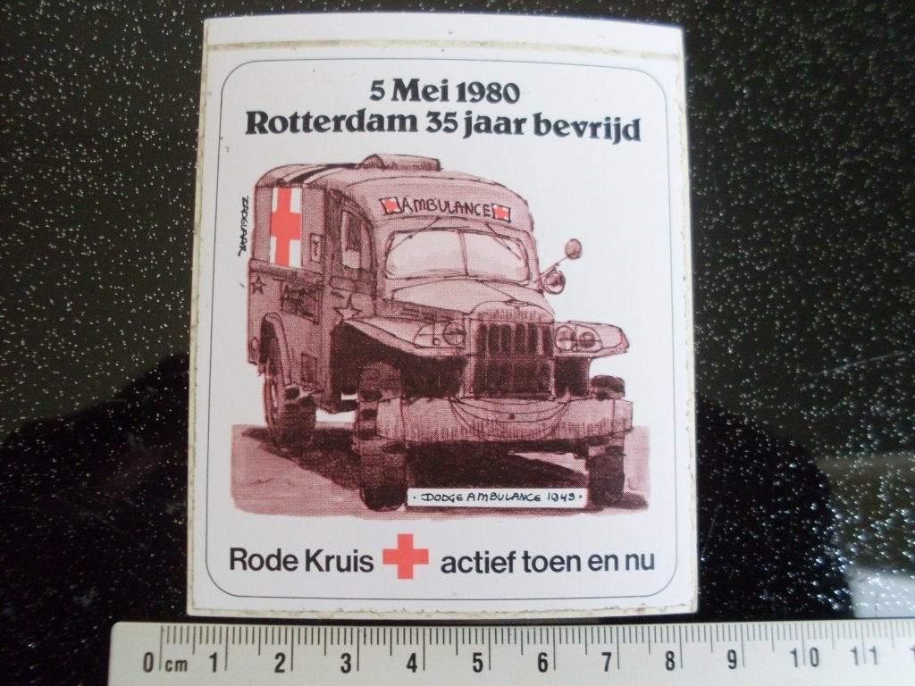 sticker rotterdam bevrijd rode kruis dodge ambulance 1949, Verzamelen, Verzenden, Zo goed als nieuw, Bedrijf of Vereniging