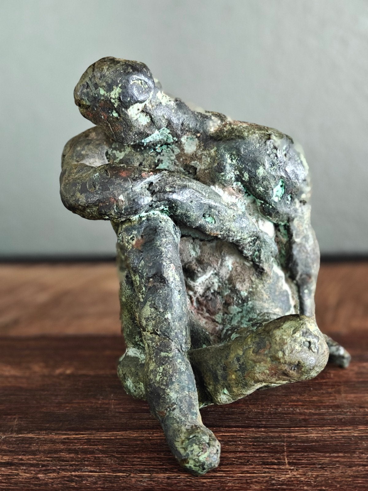 Bronzen beeldje van een zittende man - 13 cm hoog, Minder dan 20 cm, Ophalen of Verzenden, Beeld, Bruin