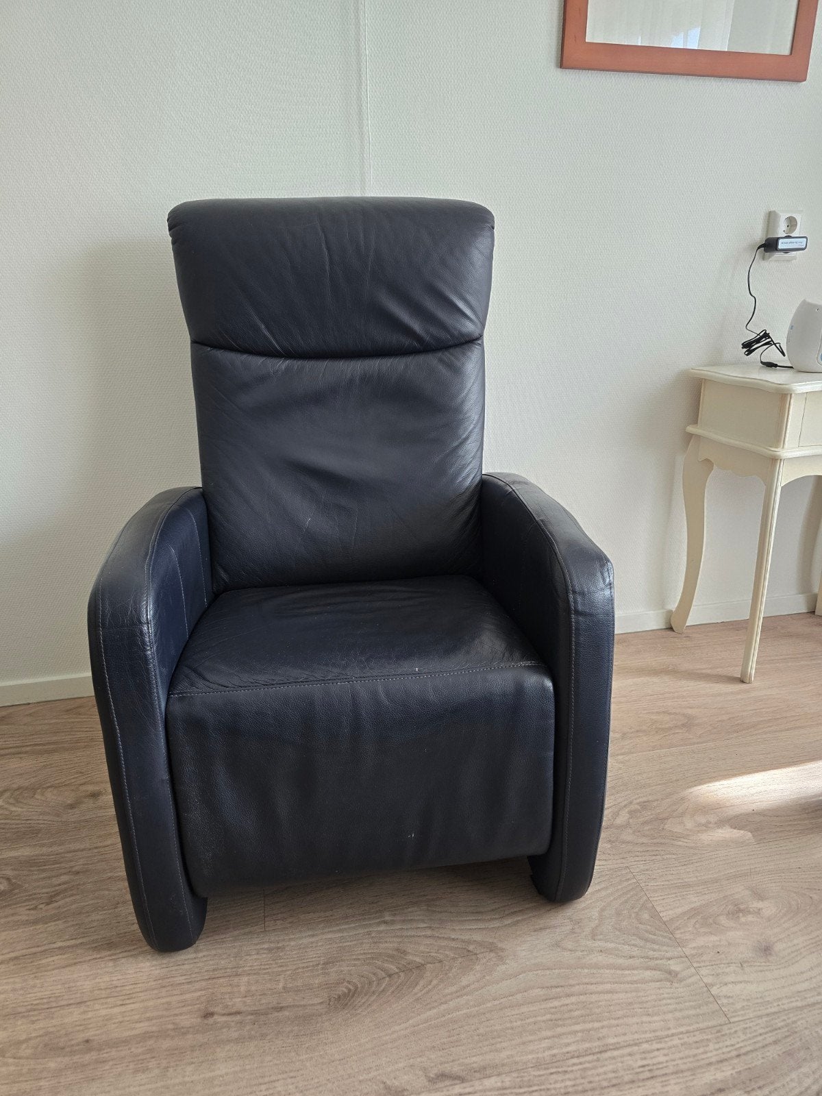 Comfortabele donkerblauwe leren verstelbare relaxfauteuil, Ophalen, Modern, Comfortabel, Gebruikt, 75 tot 100 cm