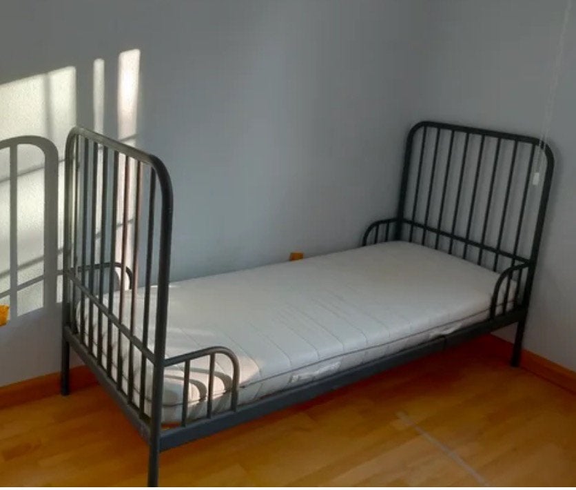 Metalen 1 persoonsbed / meegroeibed., Huis en Inrichting, Slaapkamer | Bedden, Ophalen, Eenpersoons, Zwart, 80 cm