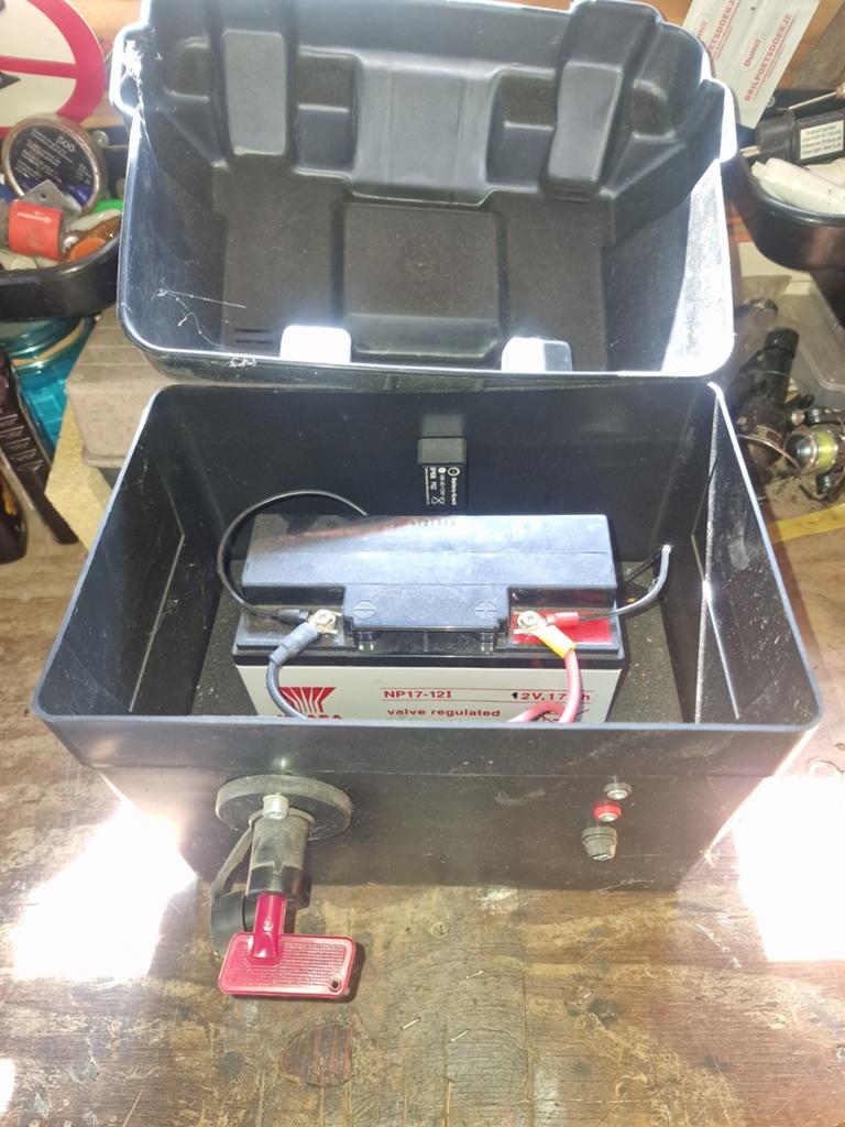 Yuasa  12V 17Ah accu in accubak nieuw!, Ophalen of Verzenden, Nieuw