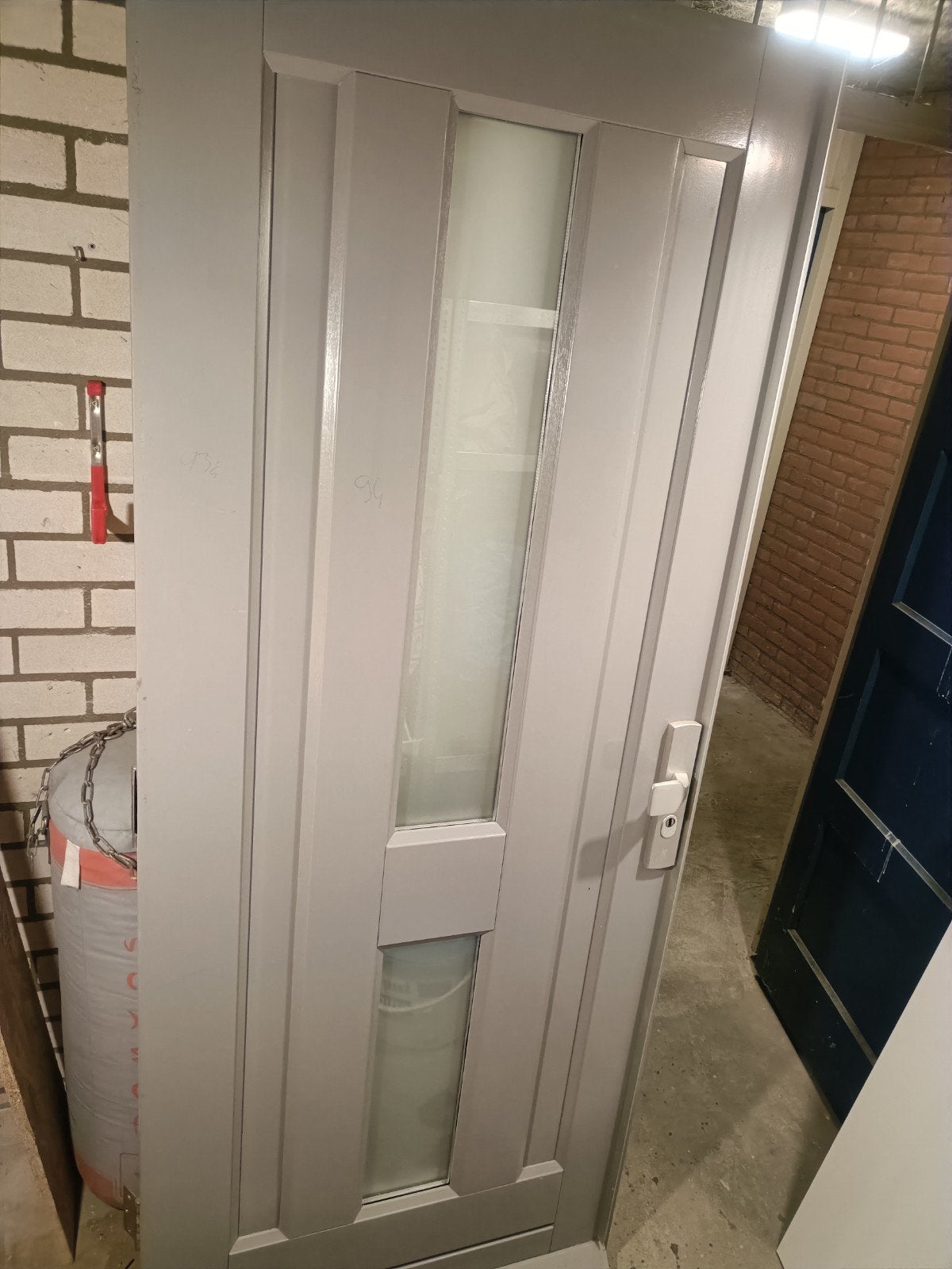 Grijze voordeur 82,5x201cm met driepuntsslot en dubbelglas, Doe-het-zelf en Verbouw, Deuren en Horren, Ophalen of Verzenden, Gebruikt