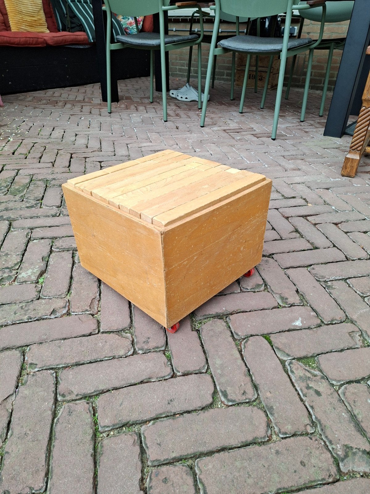 Houten bouwblokken in kist op wielen, Ophalen of Verzenden, Gebruikt, Bouwen
