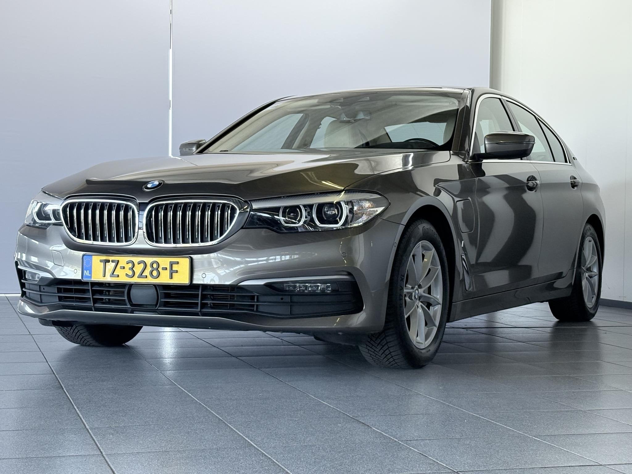 BMW 5-serie 530e iPerformance Executive Smartkey Beige leder, Auto's, Automaat, Gebruikt, 252 pk, Bedrijf