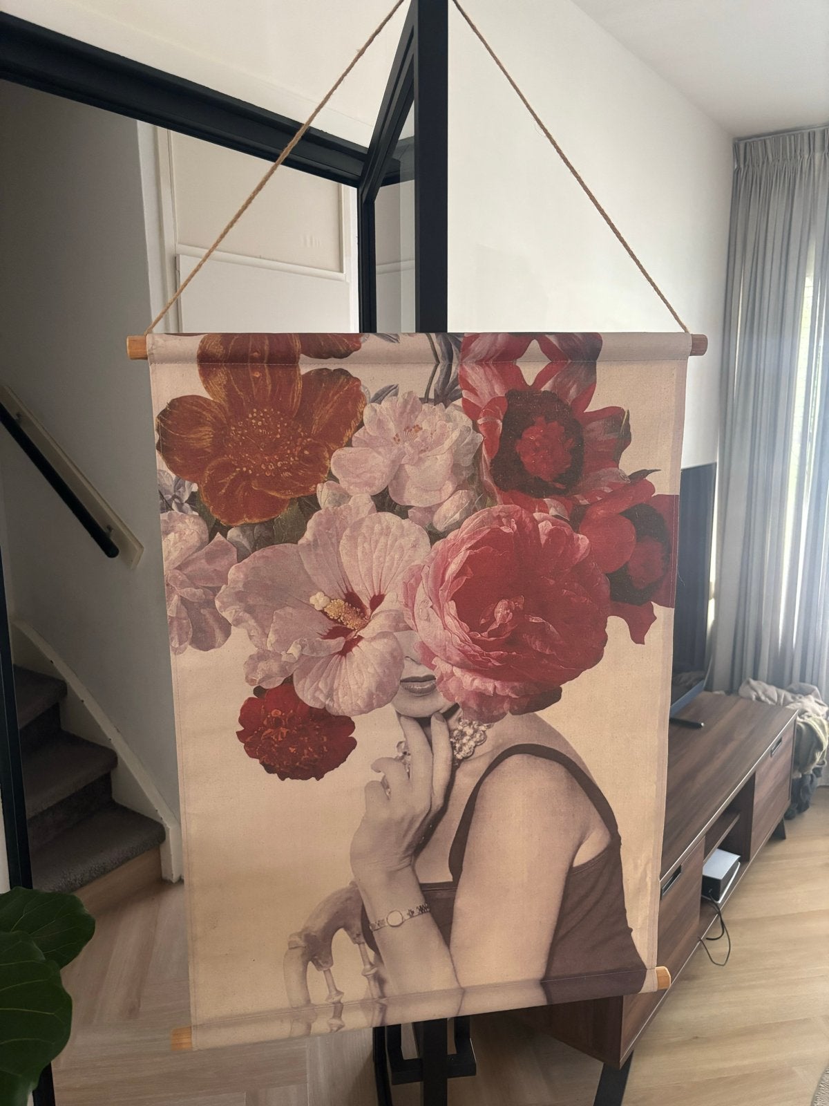 Wanddoek met bloemen en vrouw - 64 x 85 cm, Gebruikt, Meerkleurig, Ophalen of Verzenden, Met ophangsysteem