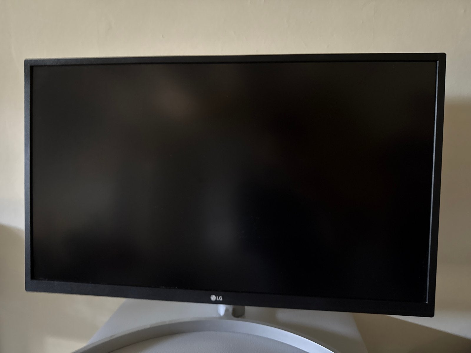 Foto 2 van LG 27UL550-W - 27 inch 4K IPS Monitor - In hoogte verstelbaa