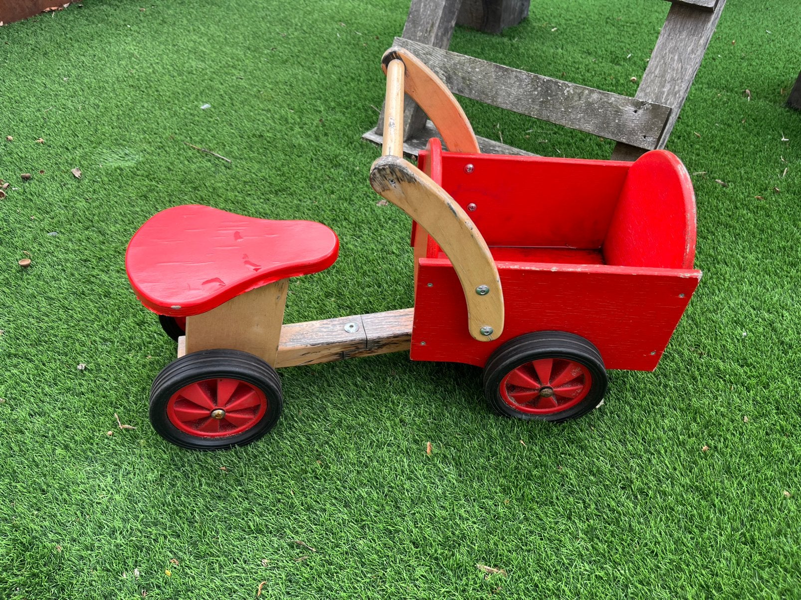 Houten bakfiets, Kinderen en Baby's, Speelgoed | Buiten | Voertuigen en Loopfietsen, Ophalen, Gebruikt, Loopfiets