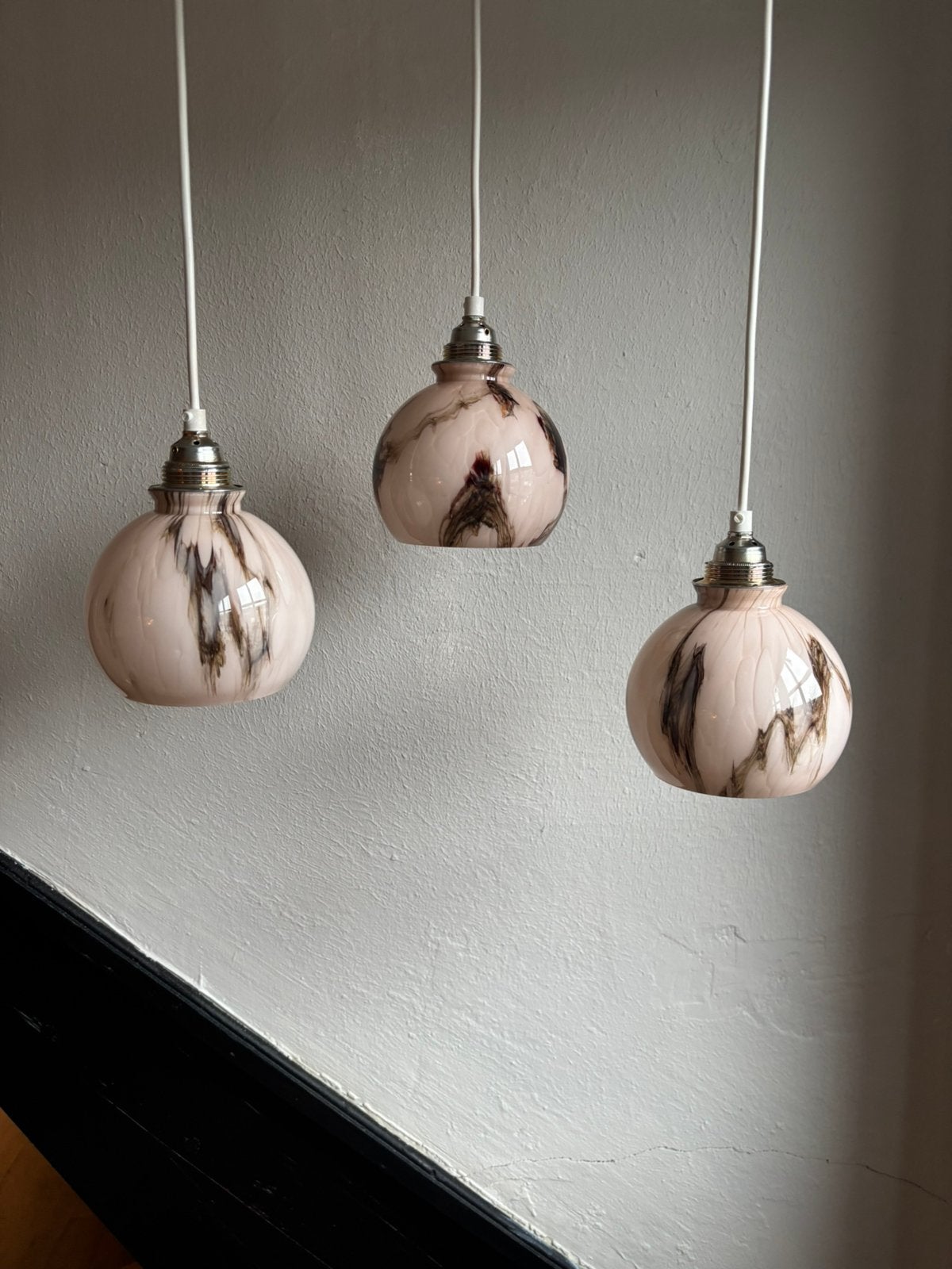 Vintage set 3 roze marmer bollen ronde glazen hanglampen, Ophalen of Verzenden, Zo goed als nieuw, Glas, Minder dan 50 cm