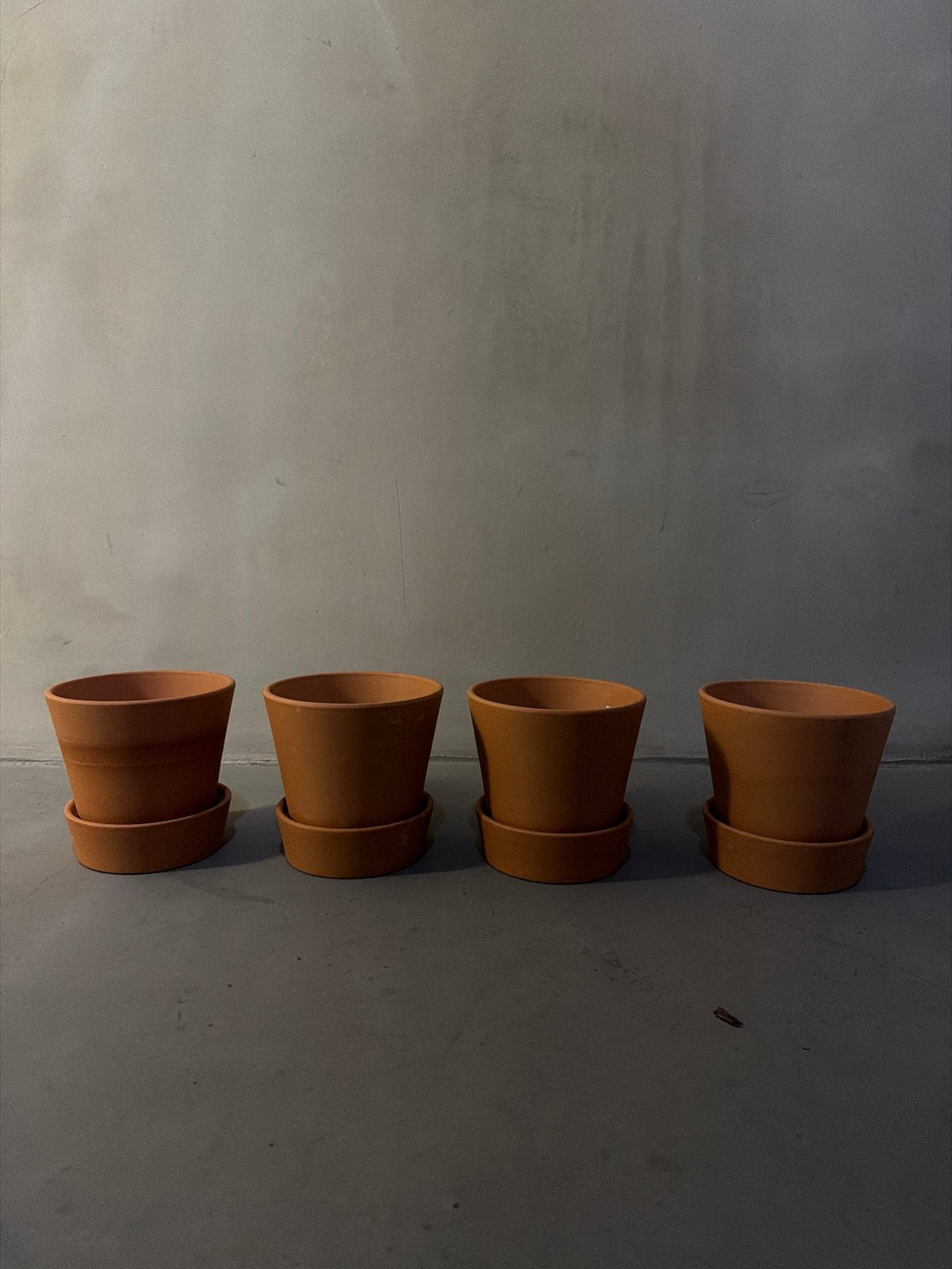 4x IKEA INGEFARA Terracotta Bloempotten met schotel, Ophalen, Rond, Binnen, Zo goed als nieuw