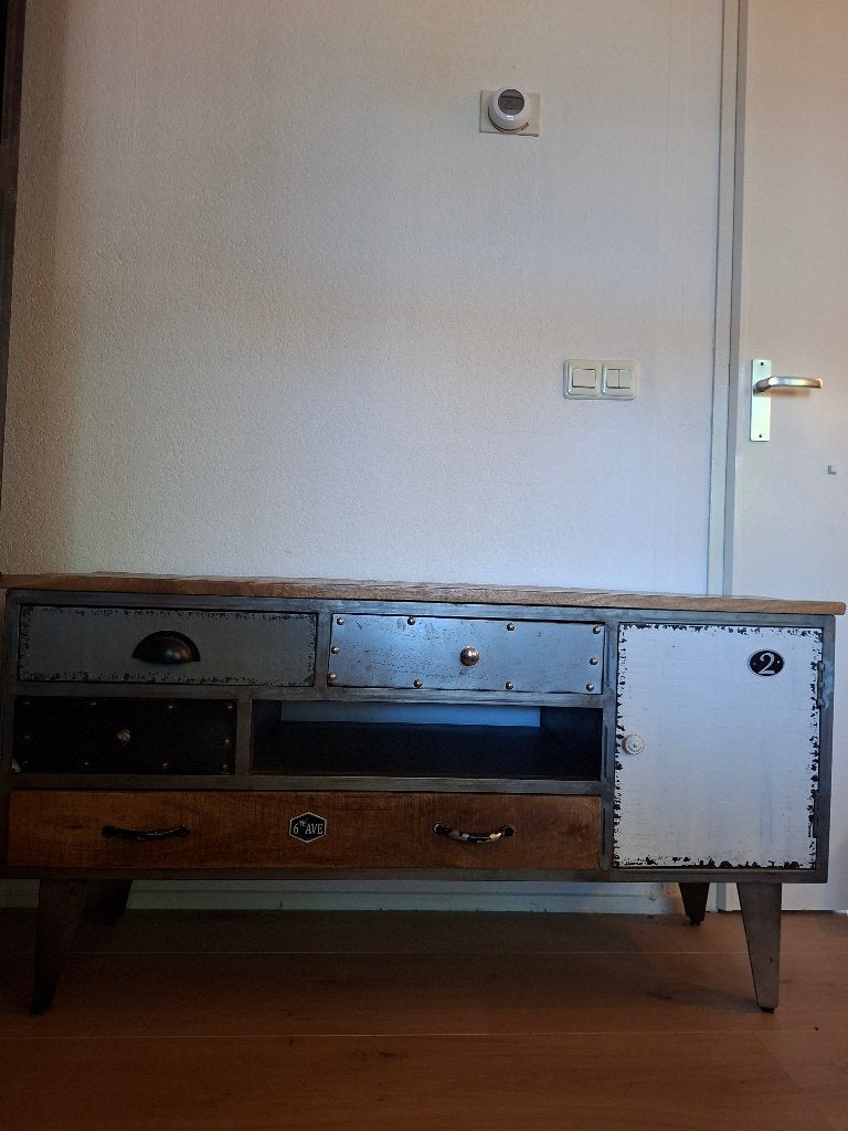 Tv meubel, tv kast, industrieel, Ophalen, 100 tot 150 cm, Industriële kast, Zo goed als nieuw