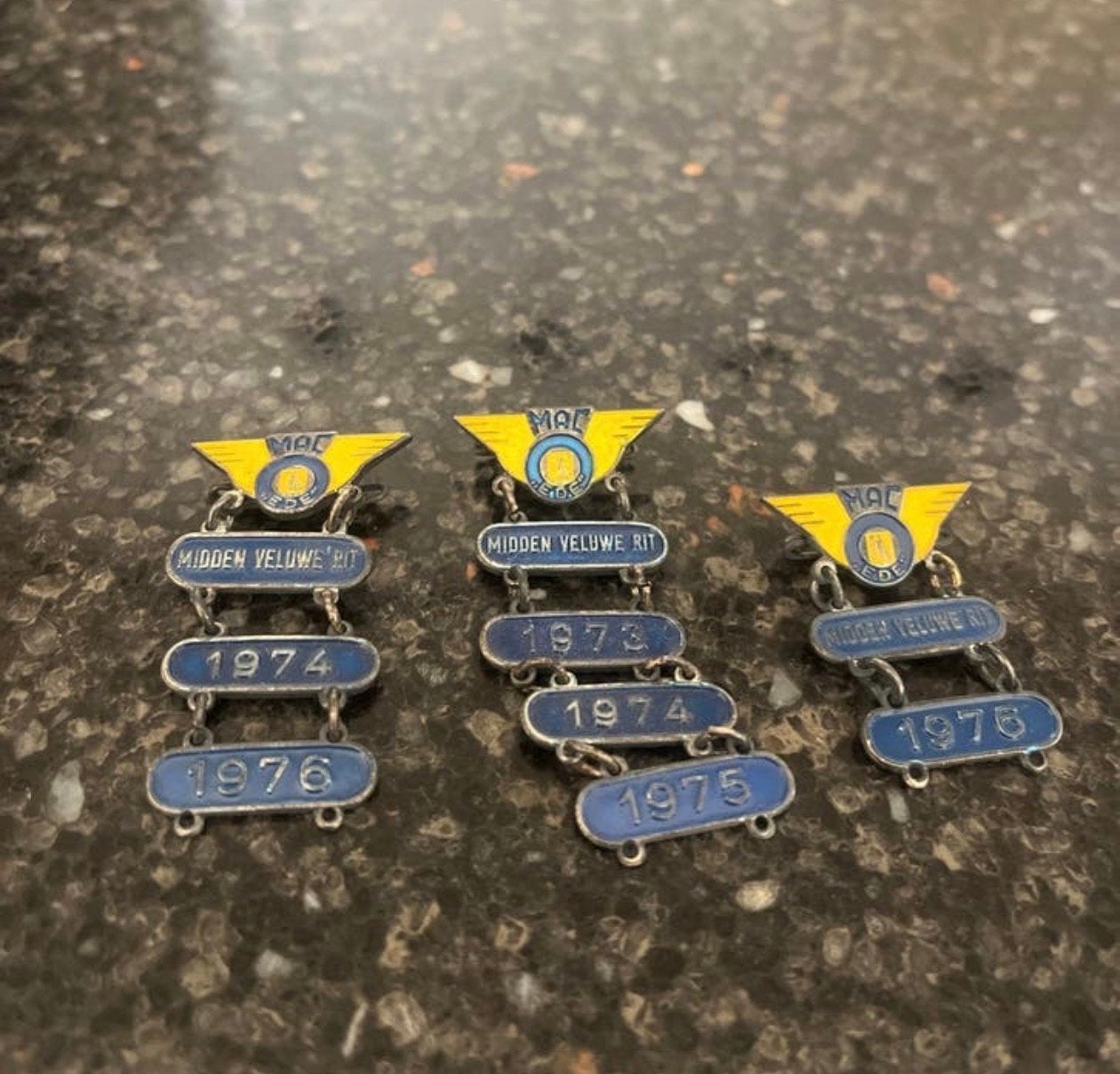 Set van 3 Vintage MAC Midden Veluwe Rit Speldjes 1973-1976, Ophalen of Verzenden, Gebruikt, Sport, Speldje of Pin