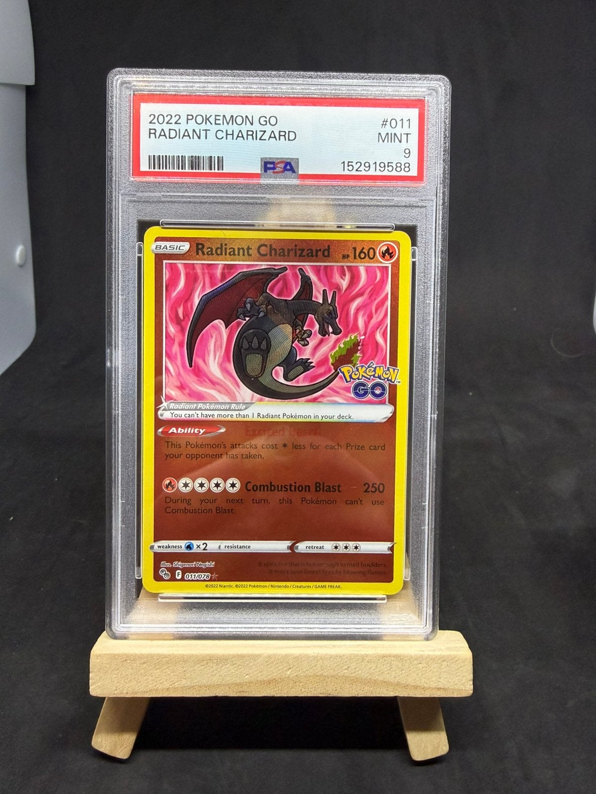 Radiant charizard 011 psa 9, Ophalen of Verzenden, Zo goed als nieuw