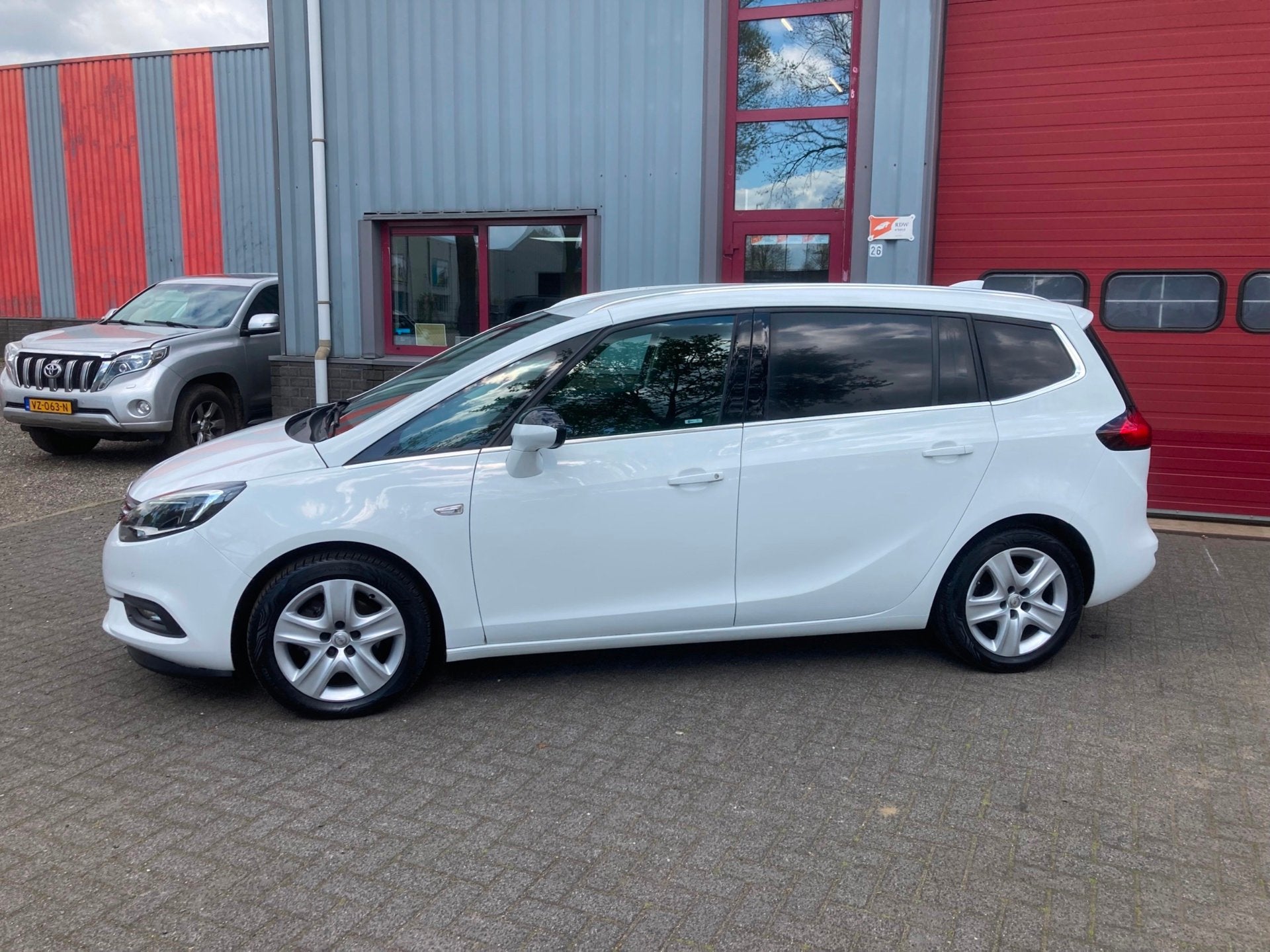 Opel ZAFIRA TOURER Grijs kenteken! Nette Auto! Apk tot 10-20, Dealer onderhouden, Gebruikt, Verwarmde buitenspiegels, Wit