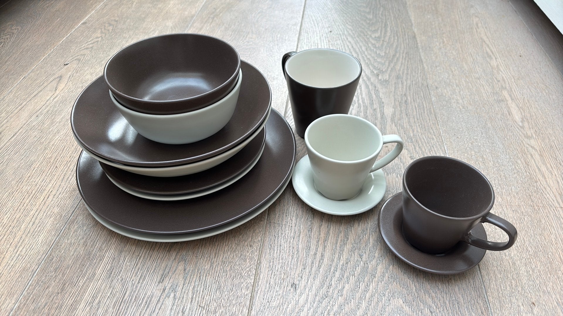12-delig ikea servies in twee kleuren bruin en wit, Ophalen, Gebruikt, Keramiek, Overige stijlen