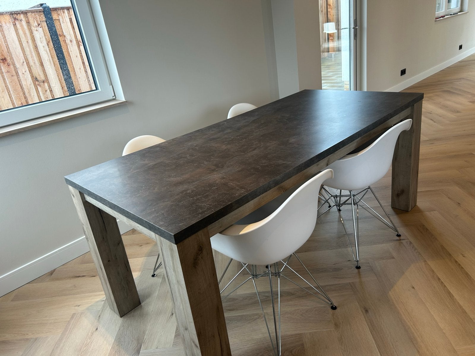 Eettafel met 4 kuipstoelen - Modern en Stijlvol, Huis en Inrichting, Tafels | Eettafels, Ophalen, Kunststof, Gebruikt, 100 tot 150 cm