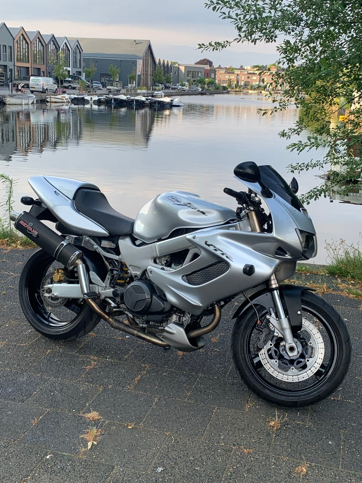 Honda VTR 1000 F Firestorm | V2 | 1999 | 47.500 km | Remus |, Motoren, 2 cilinders, Sportuitlaat, Motorrijbewijs A, Gebruikt