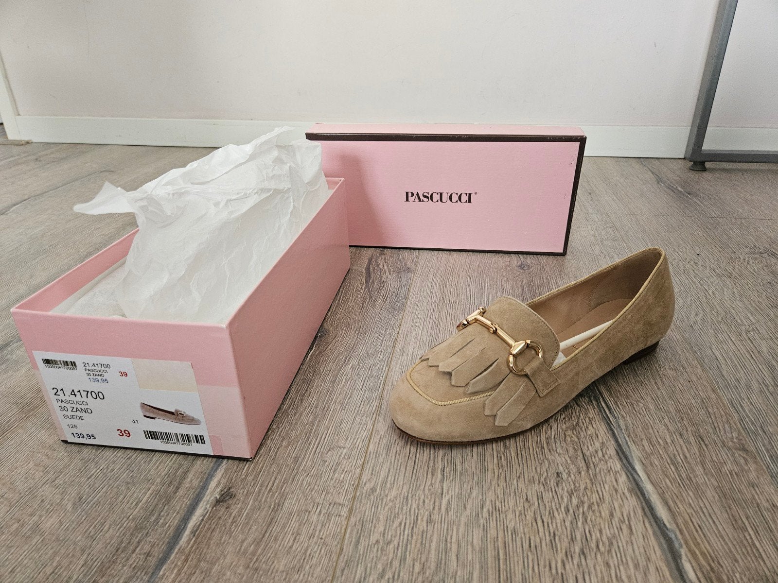 Nieuwe Pascucci loafers - Maat 39 - Zandkleurig suède, Beige, Ophalen of Verzenden, Espadrilles of Moccasins, Pascucci