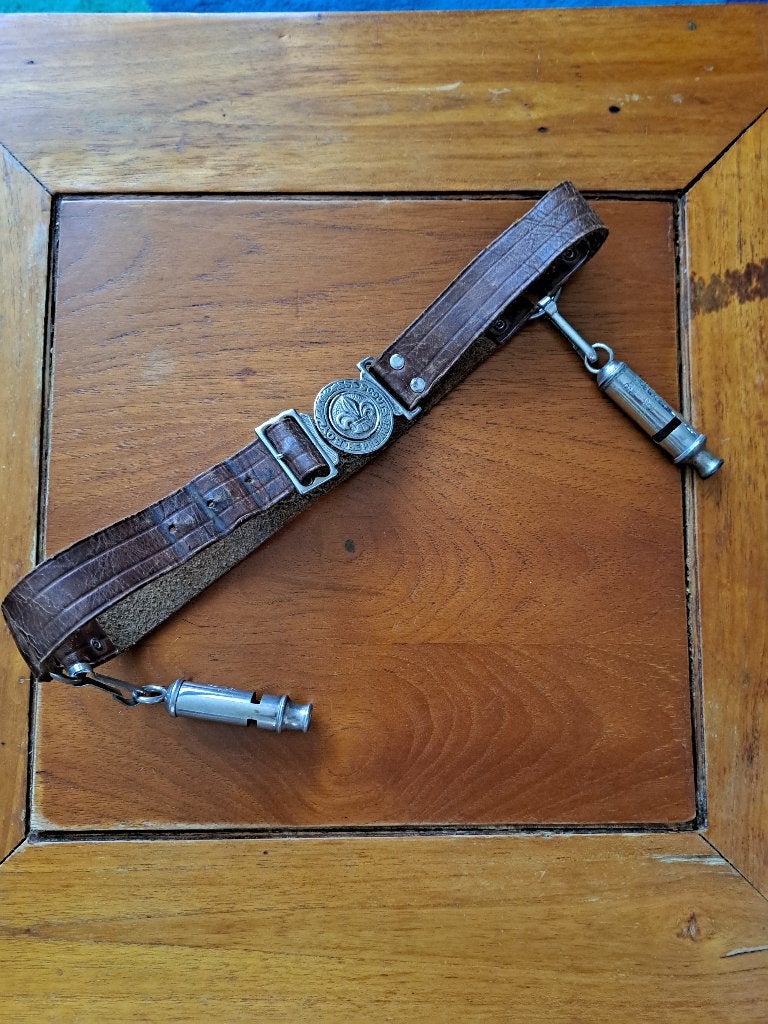 Schoutingriem met 2 fluitjes, Antiek en Kunst, Antiek | Overige Antiek, Ophalen of Verzenden