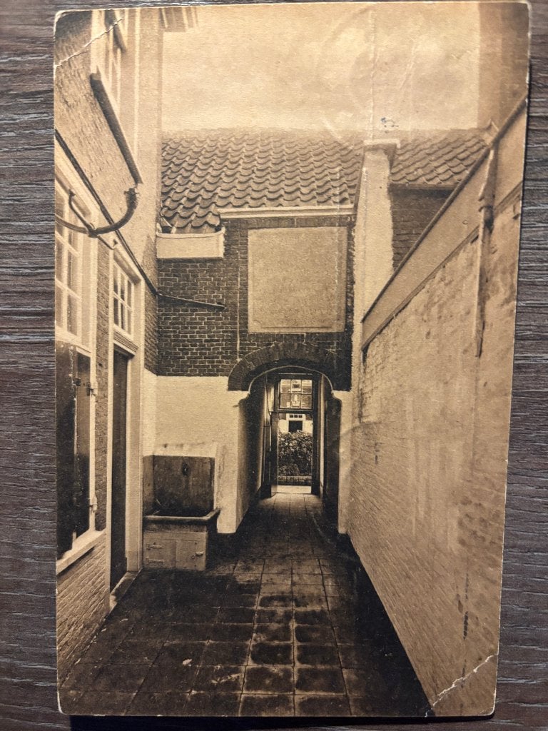 Ansichtkaart Leiden - Samuel de Zee hofje / Doezastraat, Ophalen of Verzenden, Voor 1920, Gelopen, Zuid-Holland
