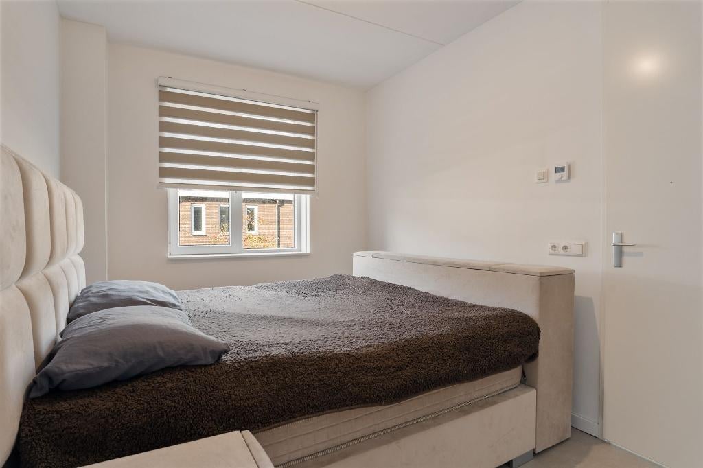 Bed met tv lift, Ophalen, Crème, Tweepersoons, Zo goed als nieuw