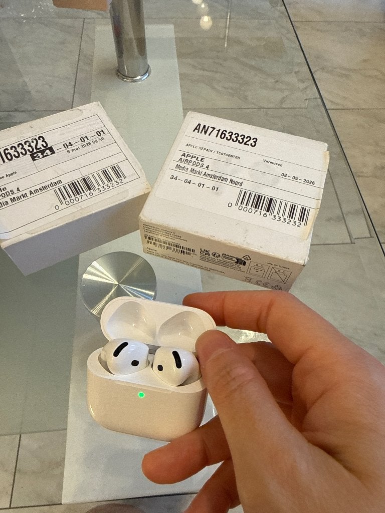 Gloednieuwe Apple Airpods 4 & garantie bij de mediamarkt!!, Nieuw, Ophalen of Verzenden, Apple, In oorschelp (earbud)