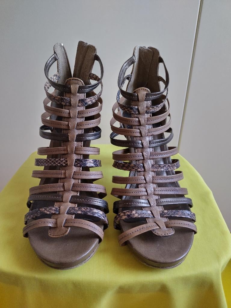 Te koop aangeboden: Zeer luxe lederen zomer damesschoenen , Schoenen met lage hakken, Bruin, Ophalen of Verzenden, Zo goed als nieuw