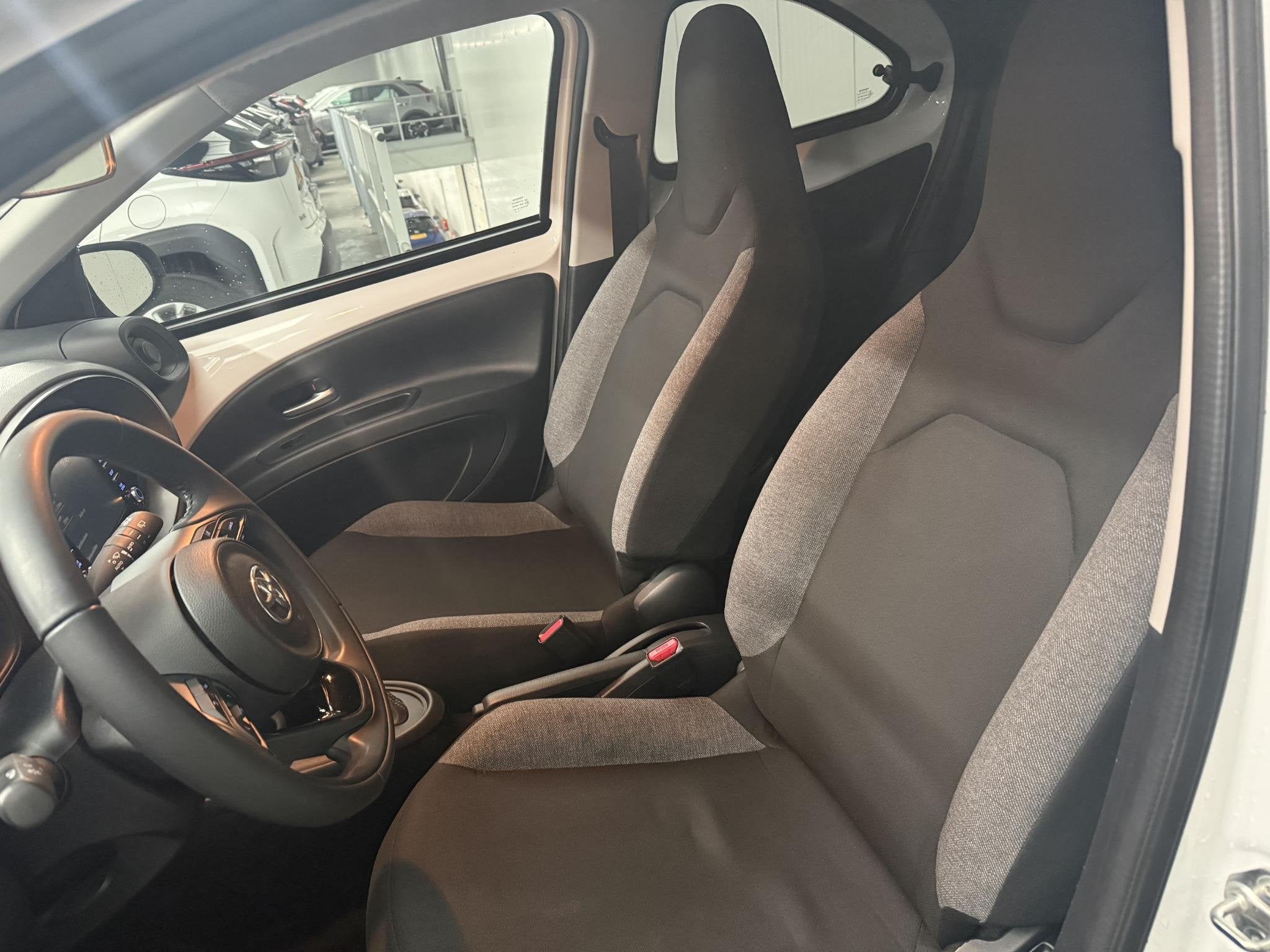Toyota Aygo X 1.0 VVT-i S-CVT first Automaat, zeer leuke aut, Auto's, Stof, Gebruikt, 4 stoelen, Wit