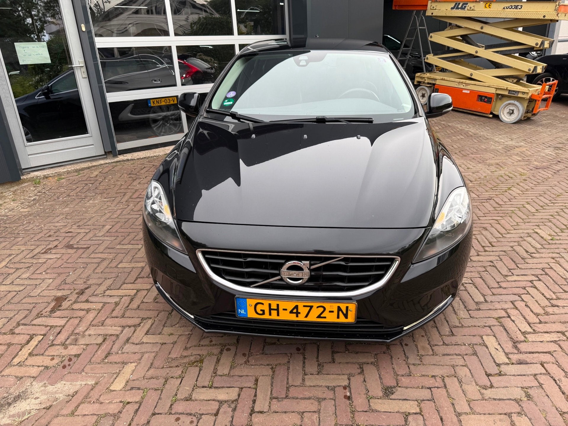 Volvo V40 1.6 T4 Momentum, Stof, Zwart, 4 cilinders, 700 kg