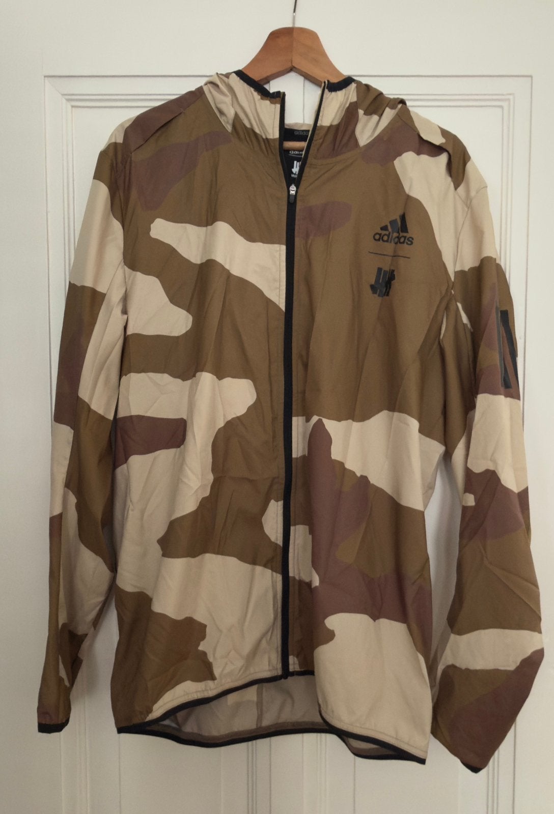 Adidas x UNDEFEATED PERFORMANCE DESERT CAMO WINDBREAKER, Ophalen of Verzenden, Zo goed als nieuw, Maat 48/50 (M), Bruin