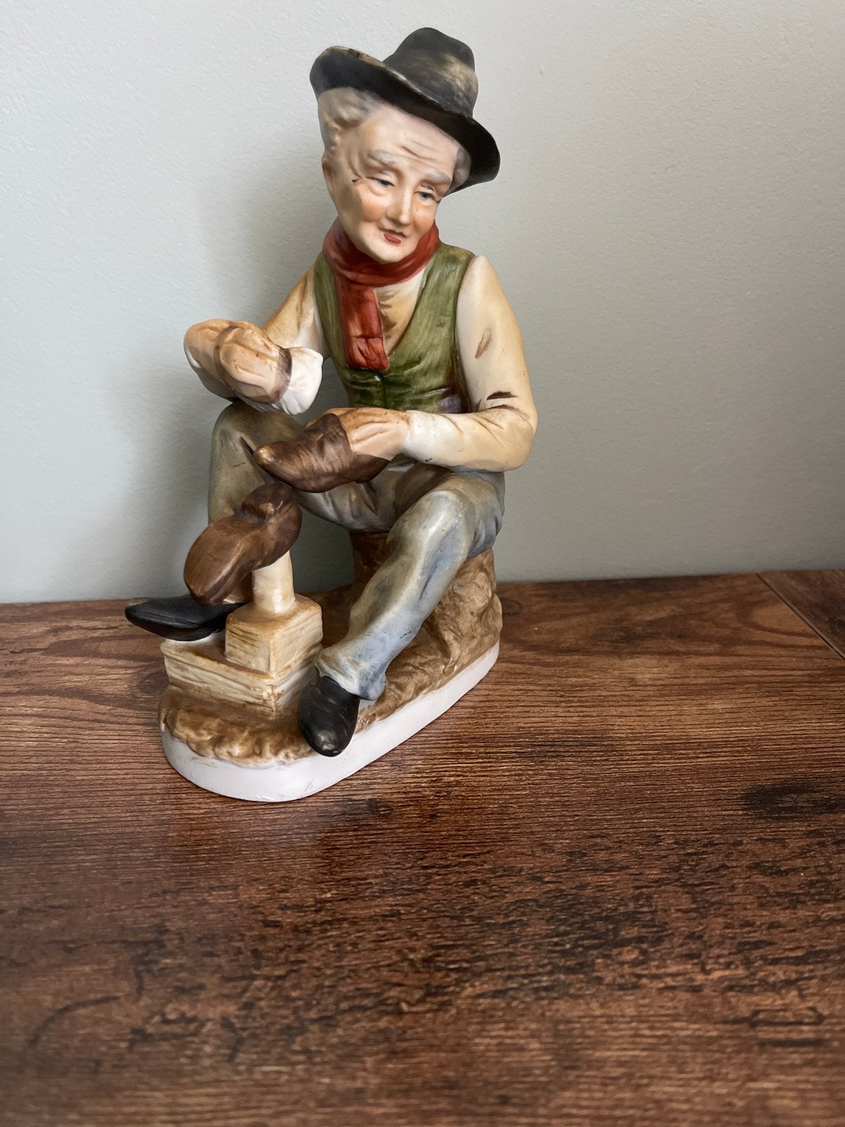 Vintage beeldje schoenmaker - Porselein, Verzamelen, Beelden en Beeldjes, Ophalen, Gebruikt, Mens