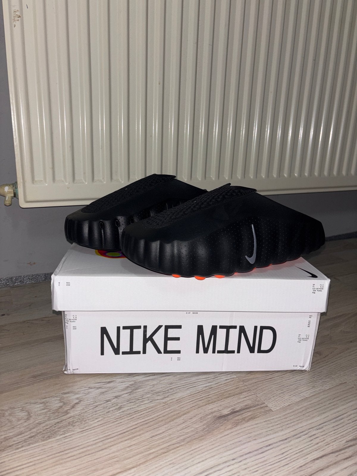 Nike Mind Slippers Oranje-Zwart - Maat 44 (valt als 43), Ophalen of Verzenden, Nieuw, Zwart, Slippers