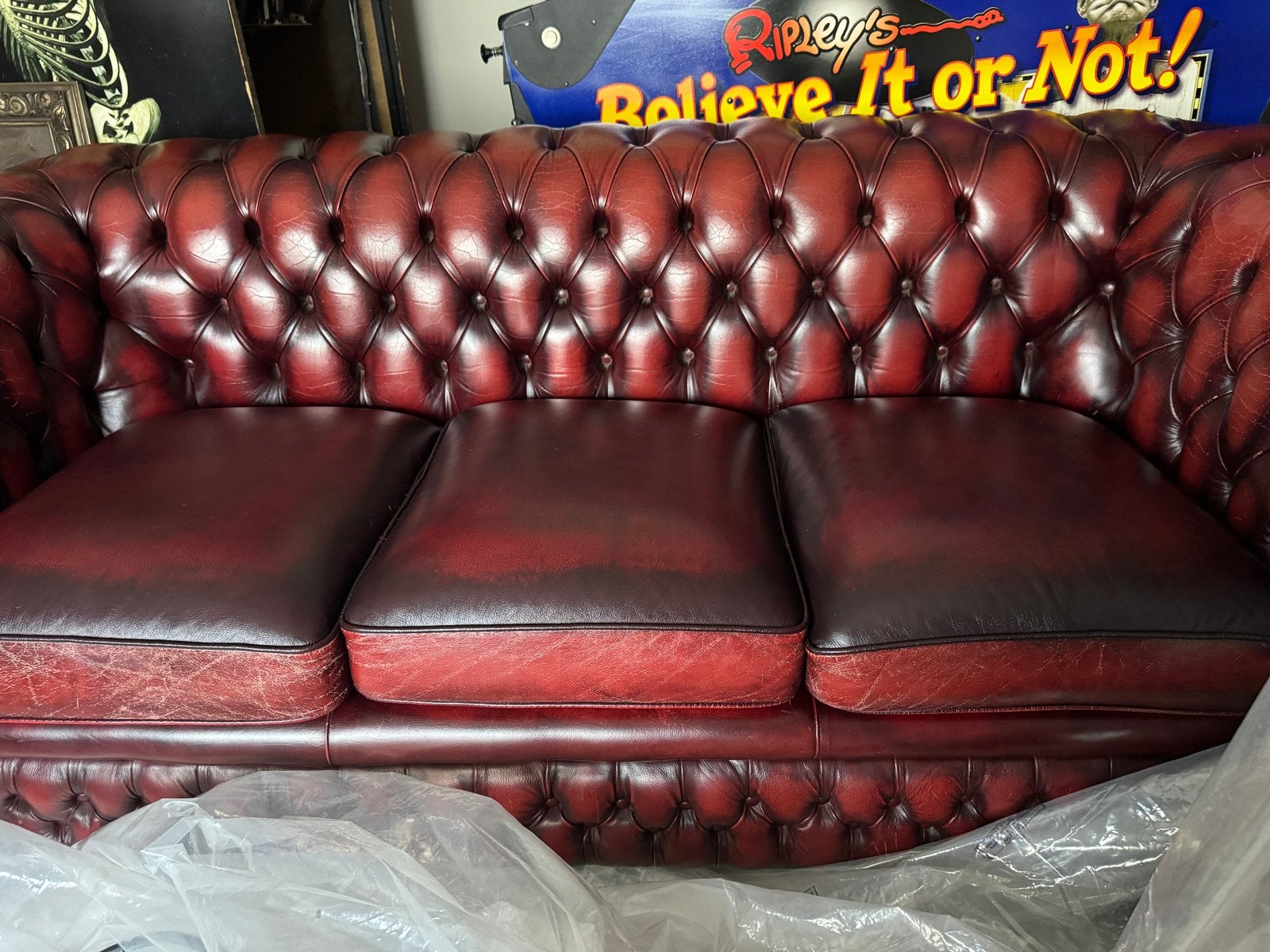 Originele Springvale Chesterfield bank - Rood leer, Huis en Inrichting, Banken | Bankstellen, Ophalen, Gebruikt, Driepersoons