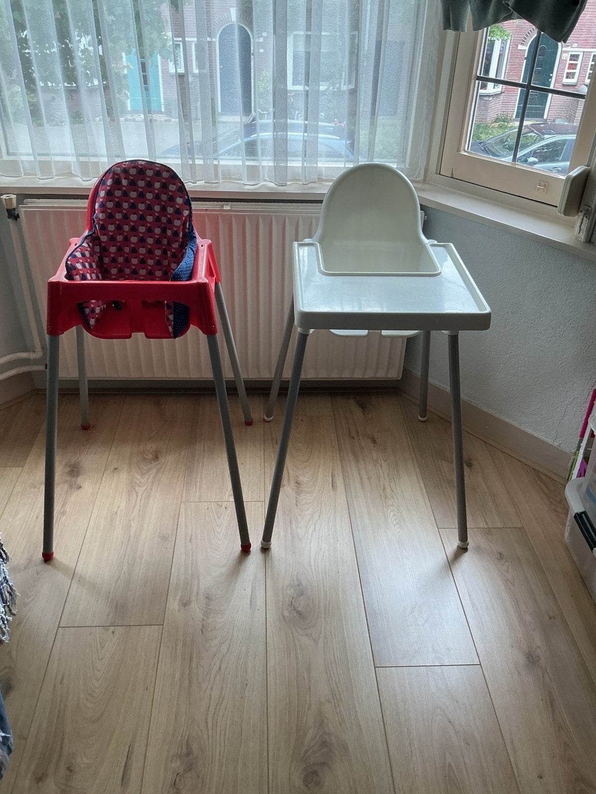 IKEA kinderstoelen: rood en wit met voorblad en verkleiner, Kinderen en Baby's, Ophalen, Gebruikt, Overige typen, Afneembaar eetblad