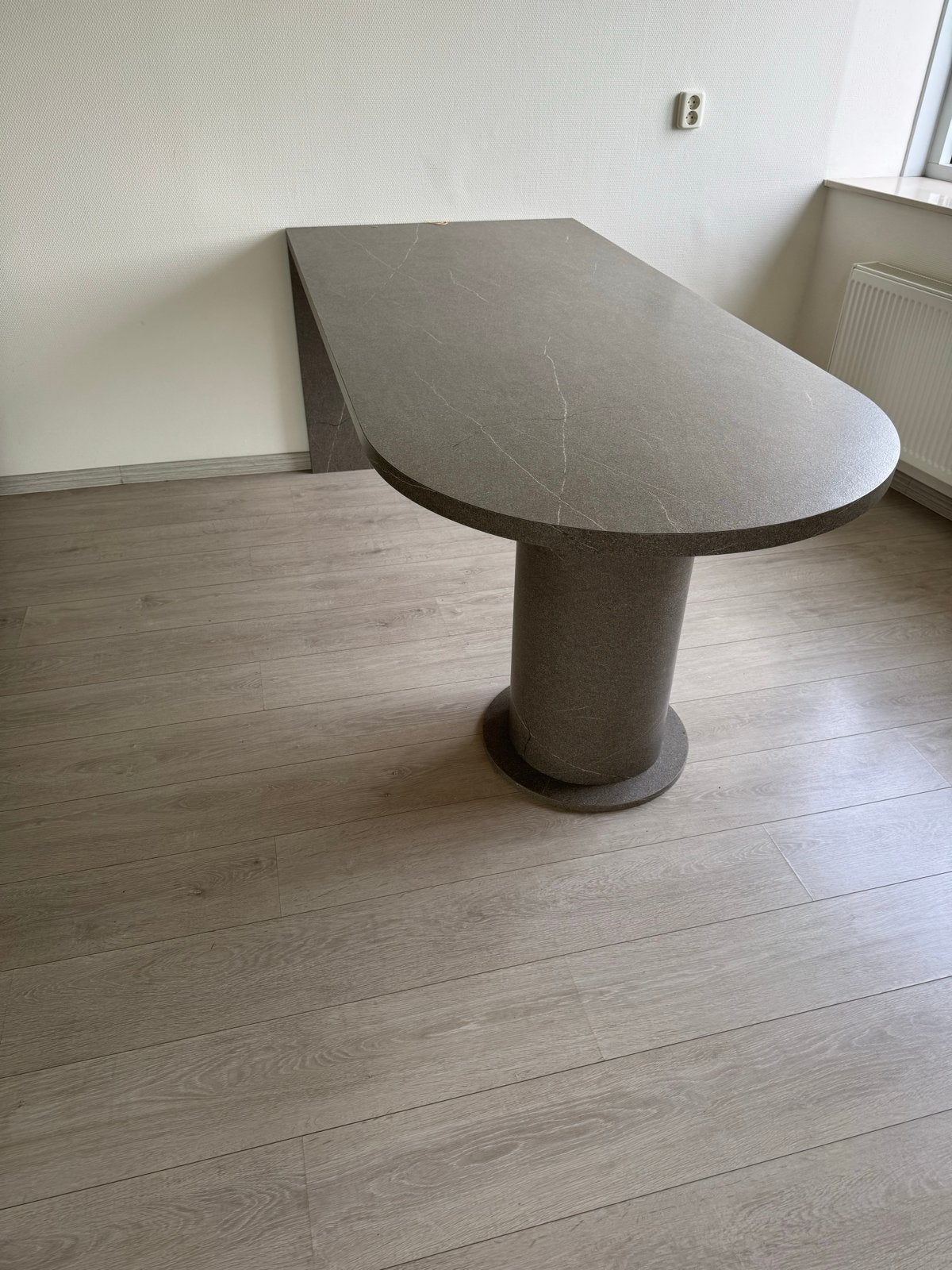 Moderne halfronde eettafel/wandtafel met zuilpoot, Ophalen, Overige materialen, 100 tot 150 cm, Tot twee personen