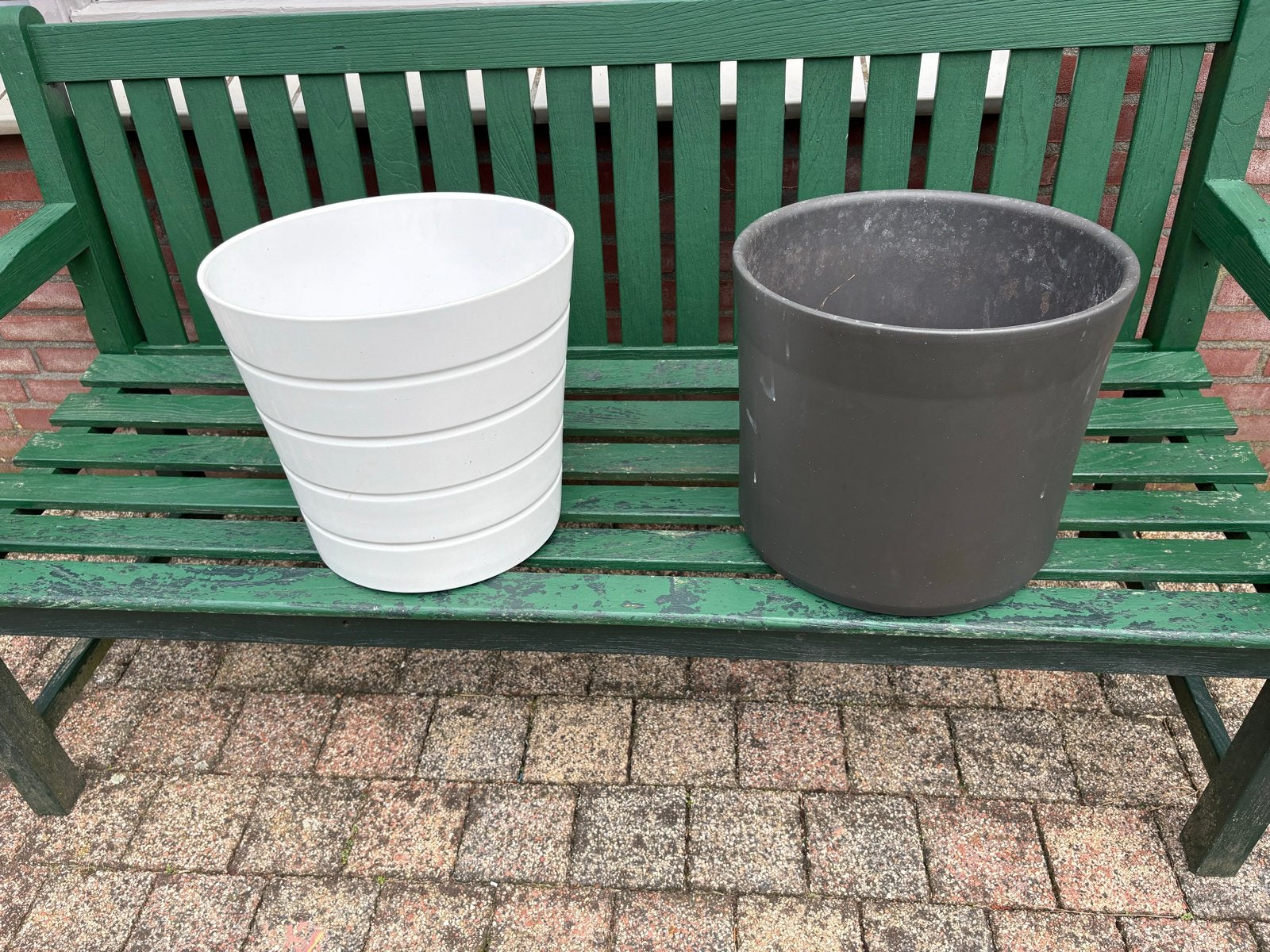 Set van 2 bloempotten: wit en zwart, diameter 33 cm, Tuin en Terras, 25 tot 40 cm, Kunststof, Gebruikt, Rond