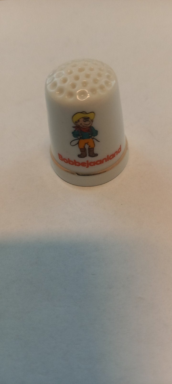 Porseleinen vingerhoedje Bobbejaanland mascotte gouden rand, Ophalen of Verzenden, Gebruikt, Porselein, Buitenland