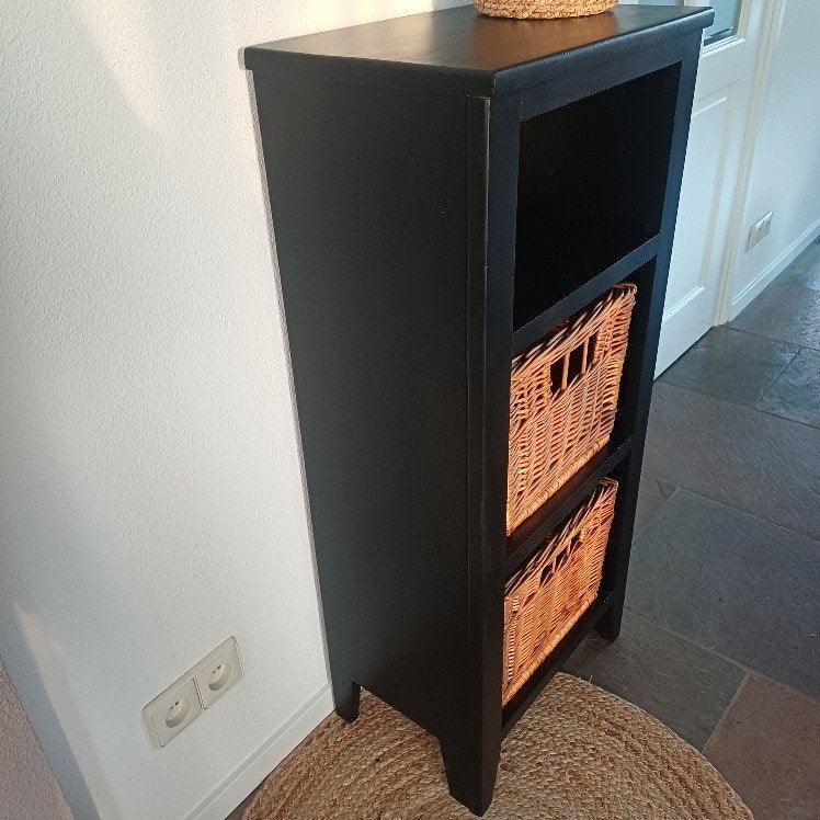 Leuk matzwart(hal) kastje met rotan manden, Huis en Inrichting, Kasten | Ladekasten, Ophalen, 50 tot 100 cm, 3 of 4 laden, Minder dan 100 cm