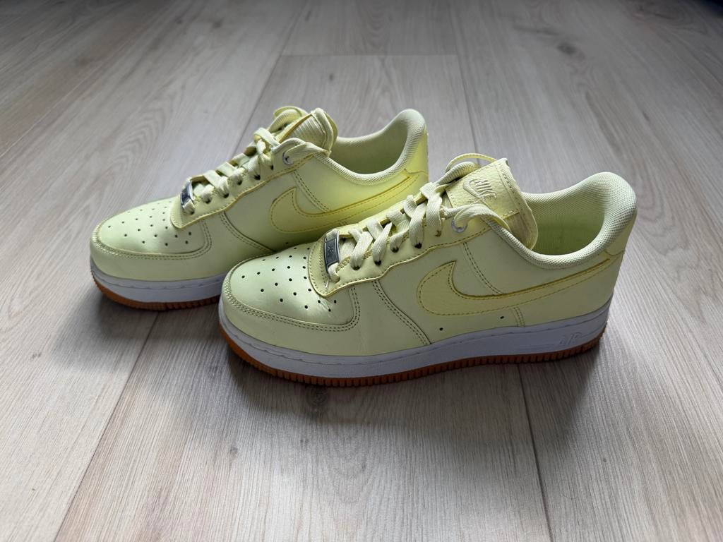 Nike Air Force 1 '07 Low Sneakers - Lichtgeel, Ophalen of Verzenden, Zo goed als nieuw, Geel, Sneakers of Gympen