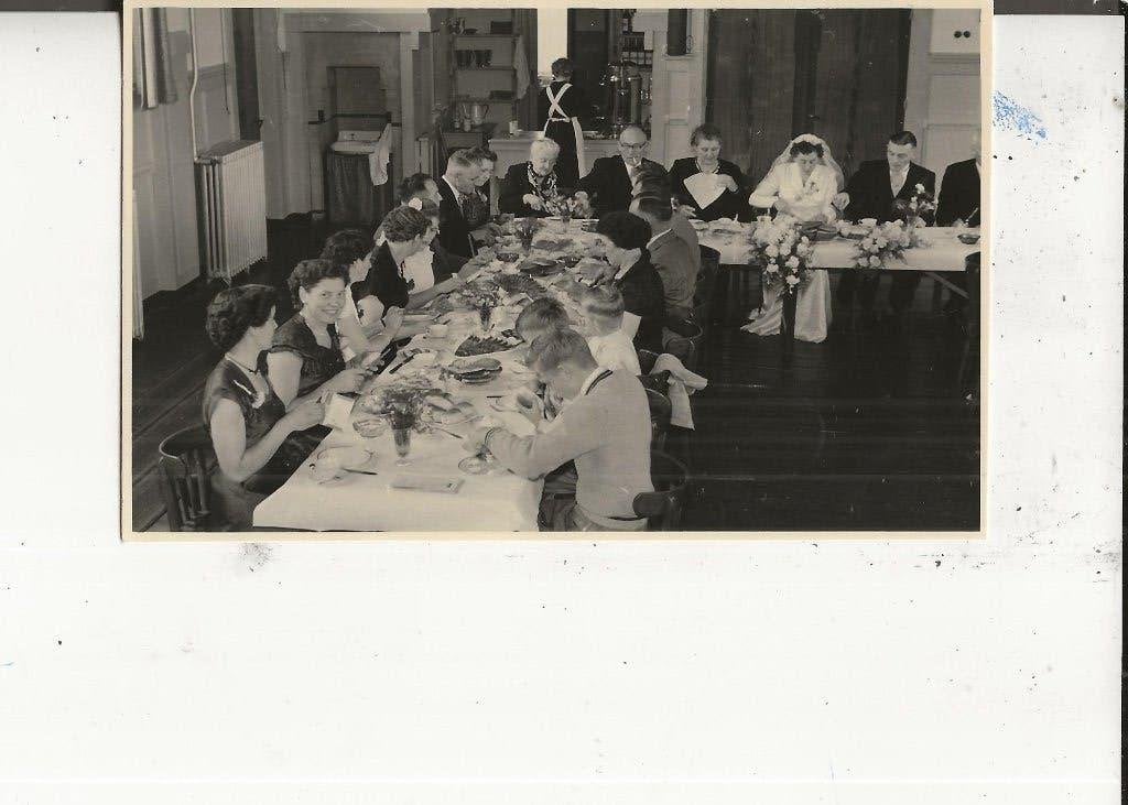 Naaldwijk Bruidsdiner met bruidspaar Fotokaart, Verzamelen, Ophalen of Verzenden, 1940 tot 1960, Ongelopen, Zuid-Holland