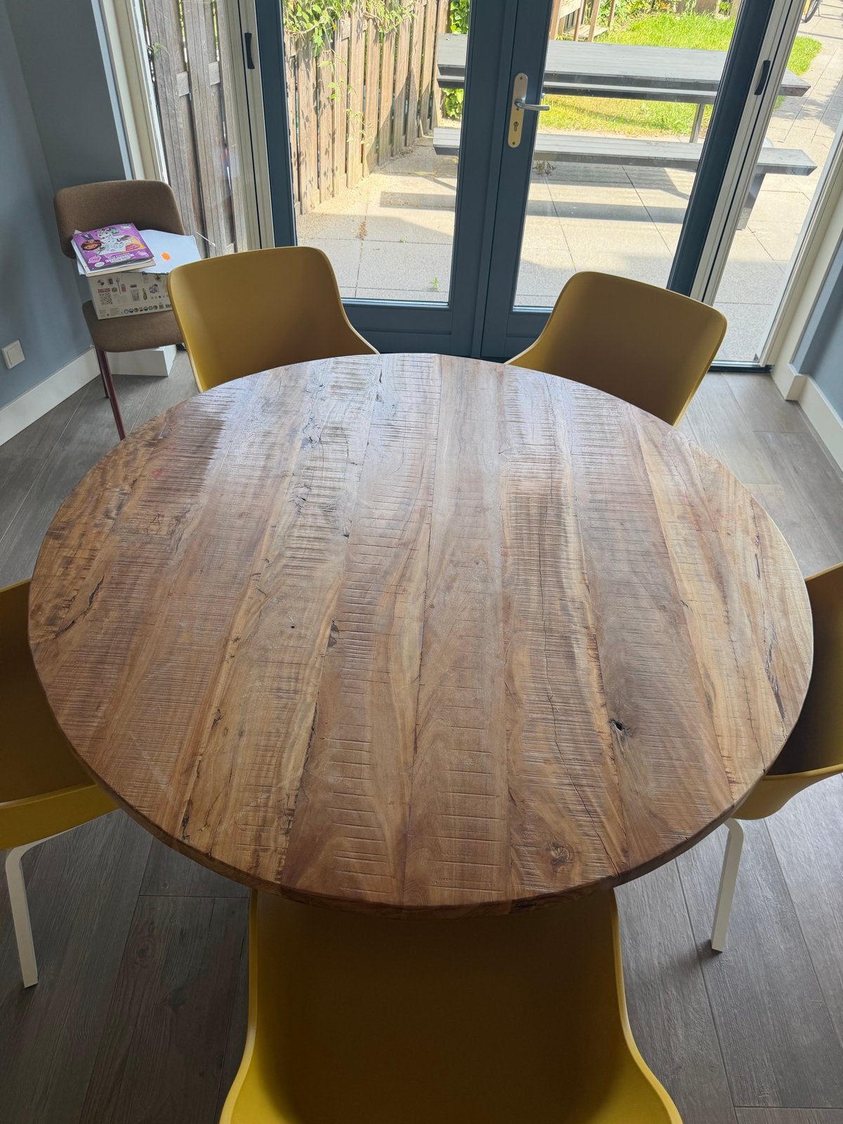 Eetkamerset: Mango houten tafel (150cm) met 5 gele IKEA stoe, Huis en Inrichting, Tafels | Eettafels, Ophalen, Gebruikt, 100 tot 150 cm