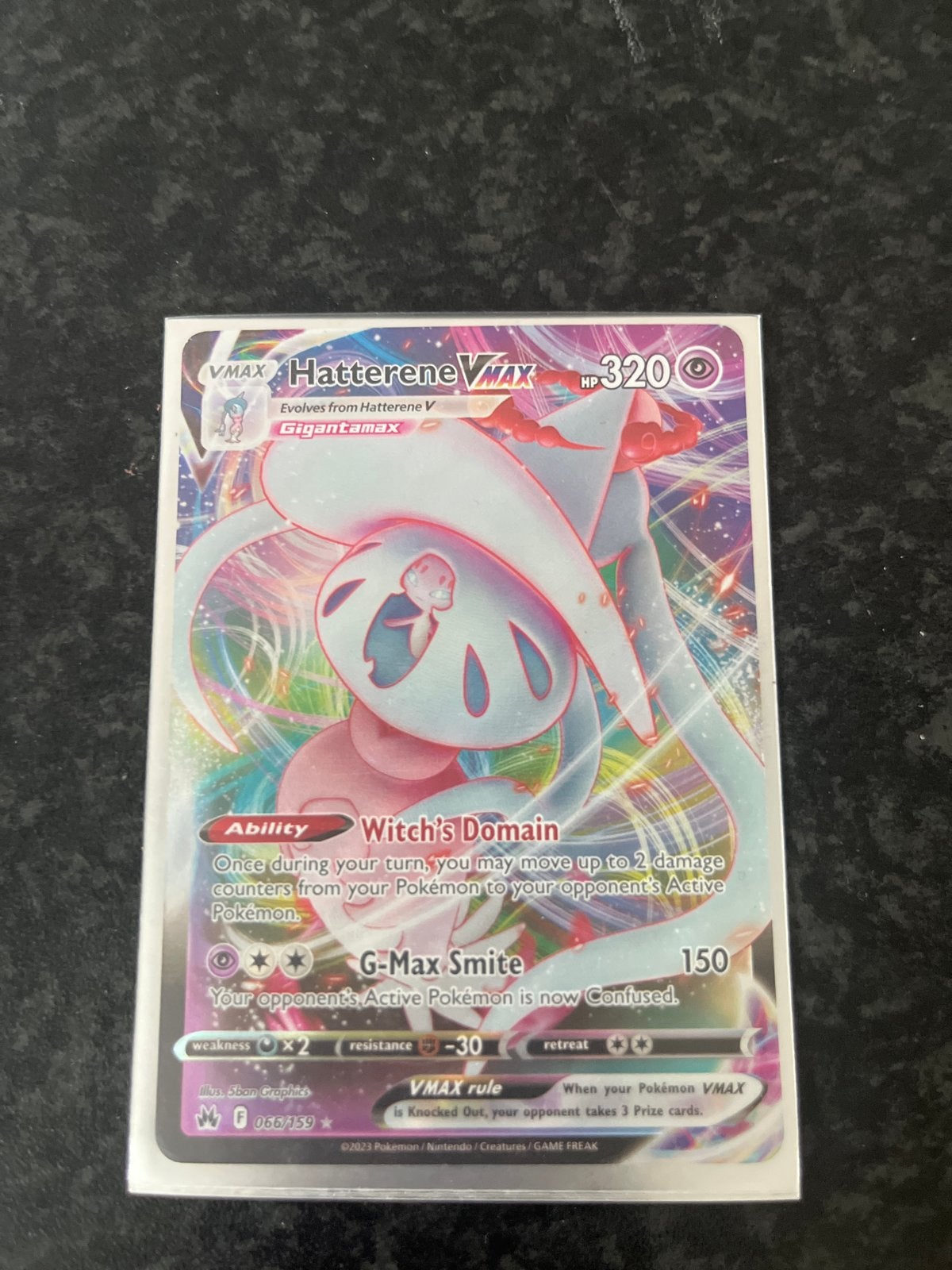 Hatterene VMAX Pokémon kaart (065/159), Ophalen, Zo goed als nieuw, Losse kaart