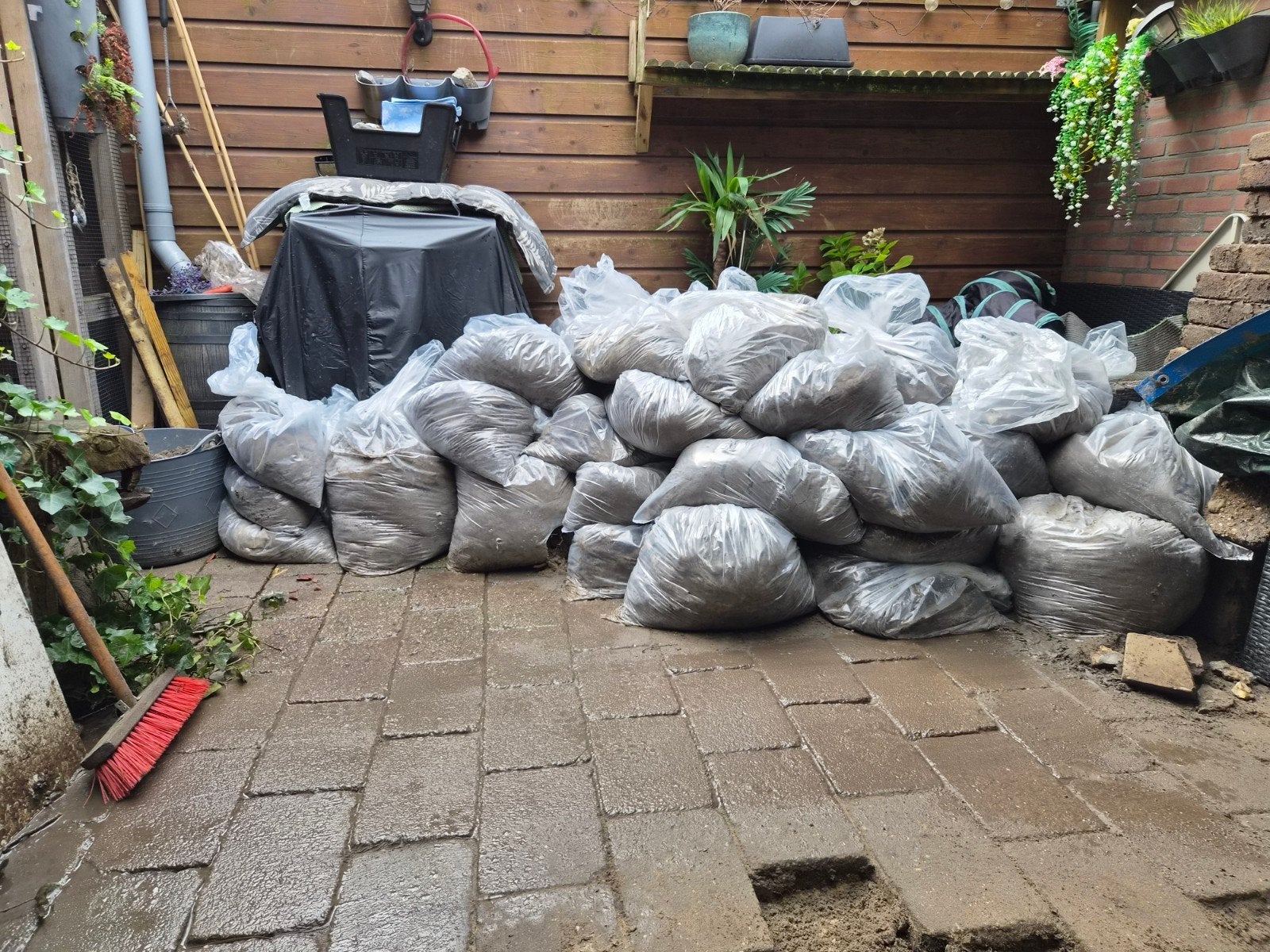 Gratis schoon Ophoogzand / Tuinaarde. komt nog meer uit !