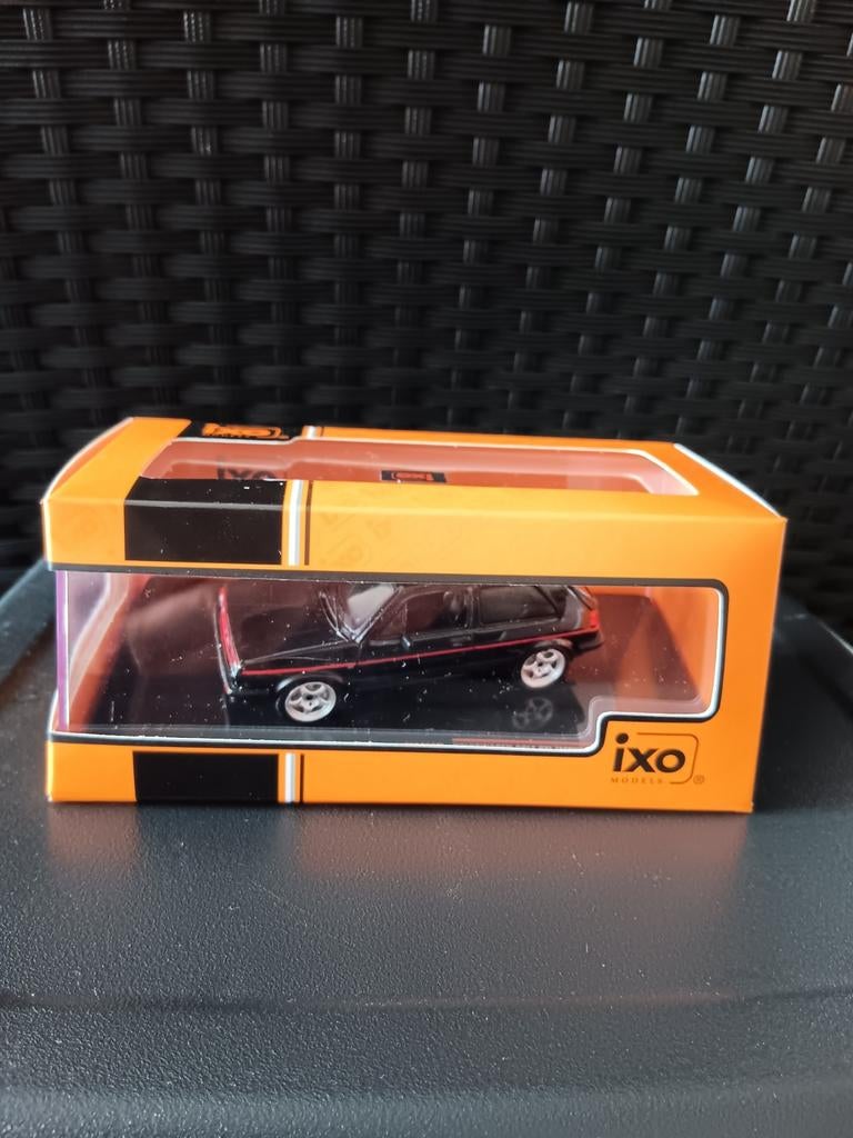 Ixo Models Miniatuur Auto - Zwart met Rode Streep, Ophalen of Verzenden, Nieuw, Auto, Overige merken