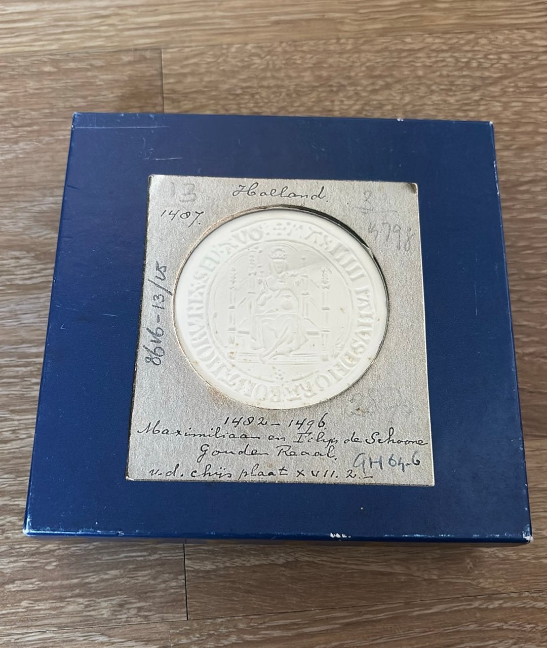 Boek rijksmuseum “ een kostbaar bezit “ penningen, Ophalen of Verzenden, Gelezen