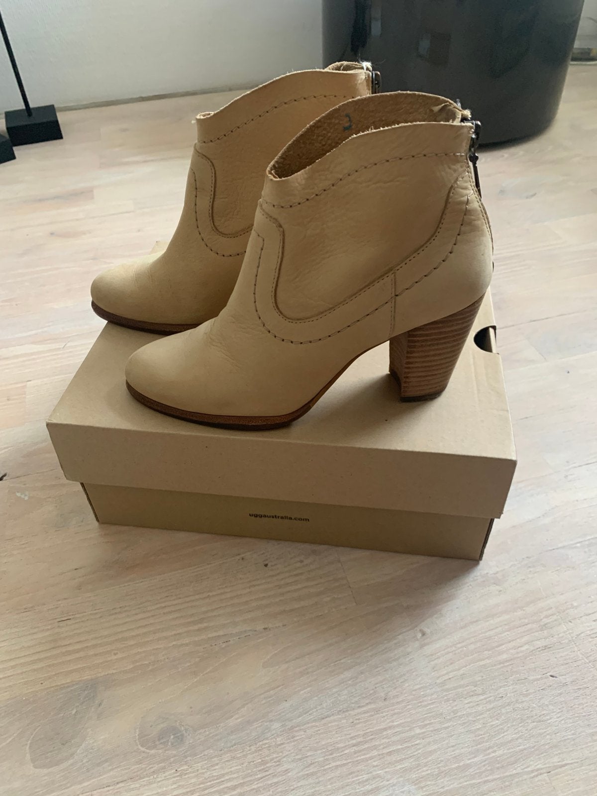 Ugg korte laarsjes  charlotte maat 36 (kleine 36), Ophalen of Verzenden, Zo goed als nieuw, Overige kleuren